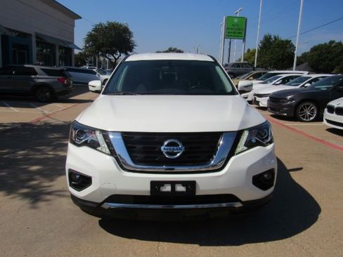 Used 2020 Nissan Pathfinder SV image 2