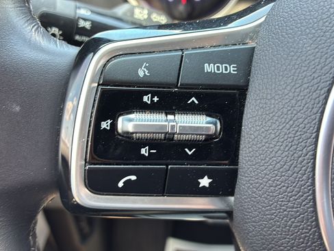Used 2023 Kia Carnival LX FWD image 36