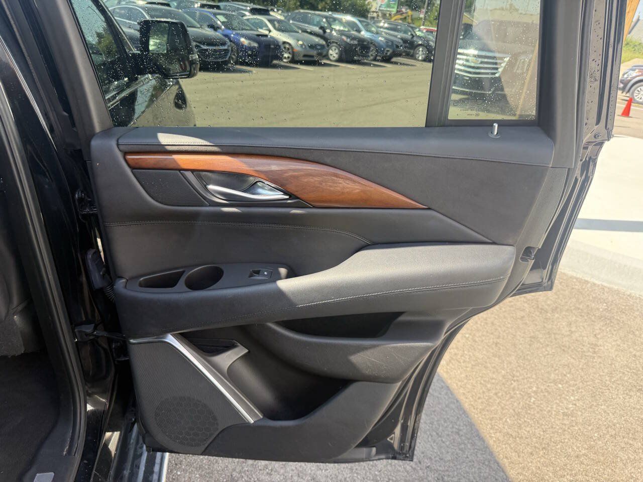 Used 2017 Cadillac Escalade Luxury AWD/4WD image 24