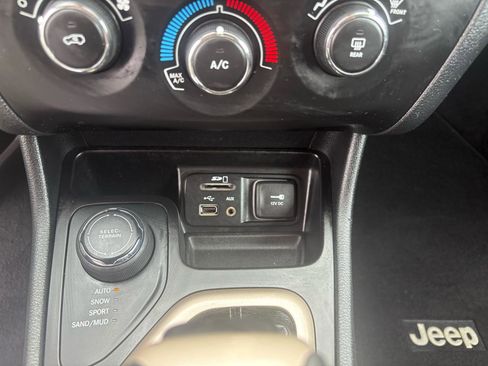 Used 2016 Jeep Cherokee Sport AWD/4WD image 28