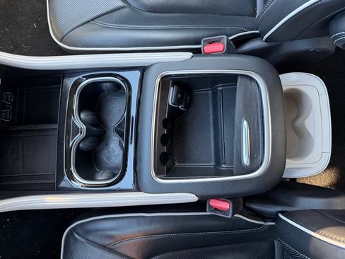 Used 2023 Chrysler Pacifica Limited FWD image 21