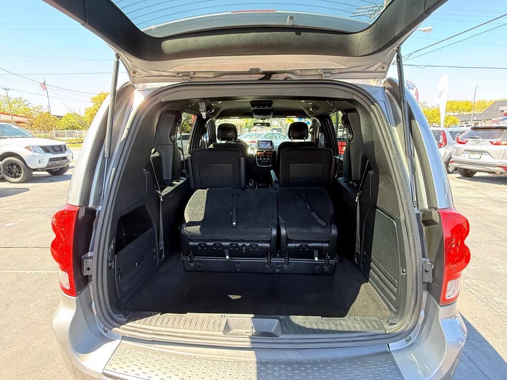 Used 2016 Dodge Grand Caravan SE FWD image 10