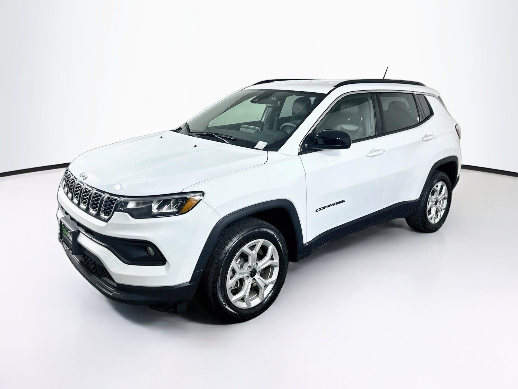 Used 2025 Jeep Compass Latitude AWD/4WD image 3