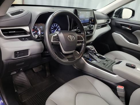 Used 2022 Toyota Highlander XLE AWD/4WD image 16