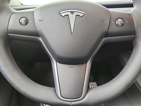 Used 2023 Tesla Model Y Performance image 40