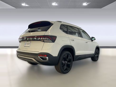 New 2026 Volkswagen Taos SE image 9