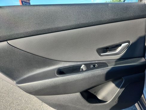 Certified 2025 Hyundai Elantra Limited FWD image 28