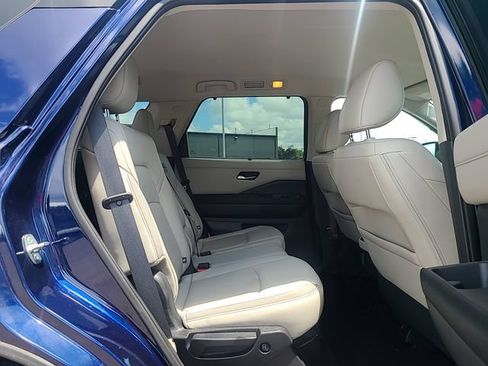 Used 2023 Nissan Pathfinder SL AWD/4WD image 29