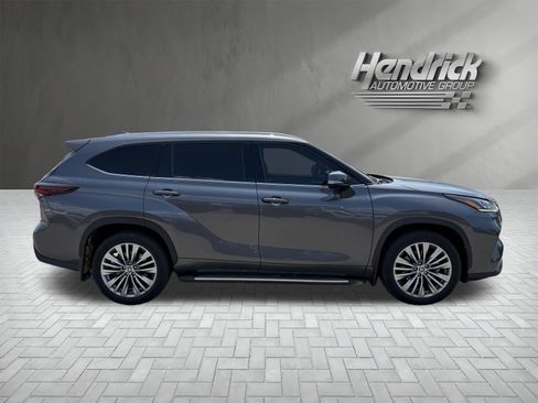 Used 2024 Toyota Highlander Platinum FWD image 10