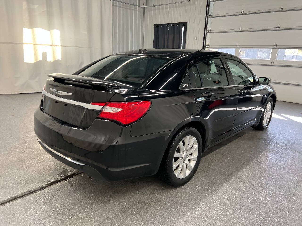 Used 2013 Chrysler 200 Touring FWD image 4