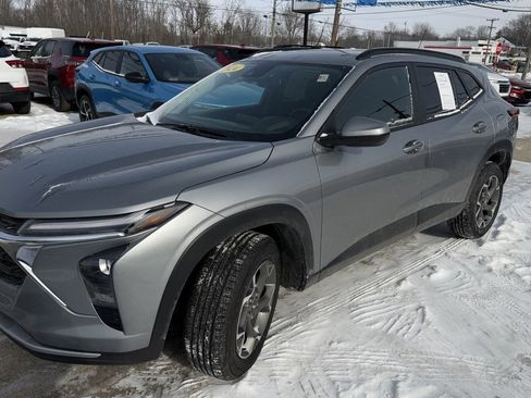 Used 2024 Chevrolet Trax LT w/ LT Convenience Package image 18