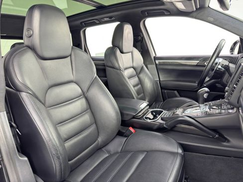 Used 2017 Porsche Cayenne Turbo image 37
