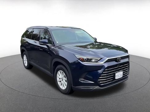 Used 2025 Toyota Grand Highlander FWD image 3