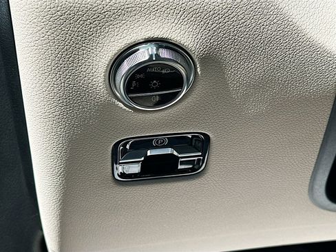 Used 2024 Mercedes-Benz GLC 300 4MATIC image 10