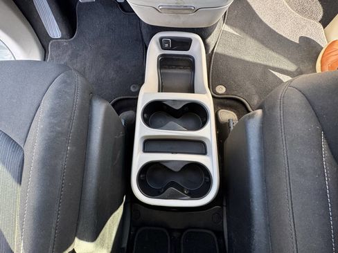 Used 2022 Chrysler Voyager LX image 58