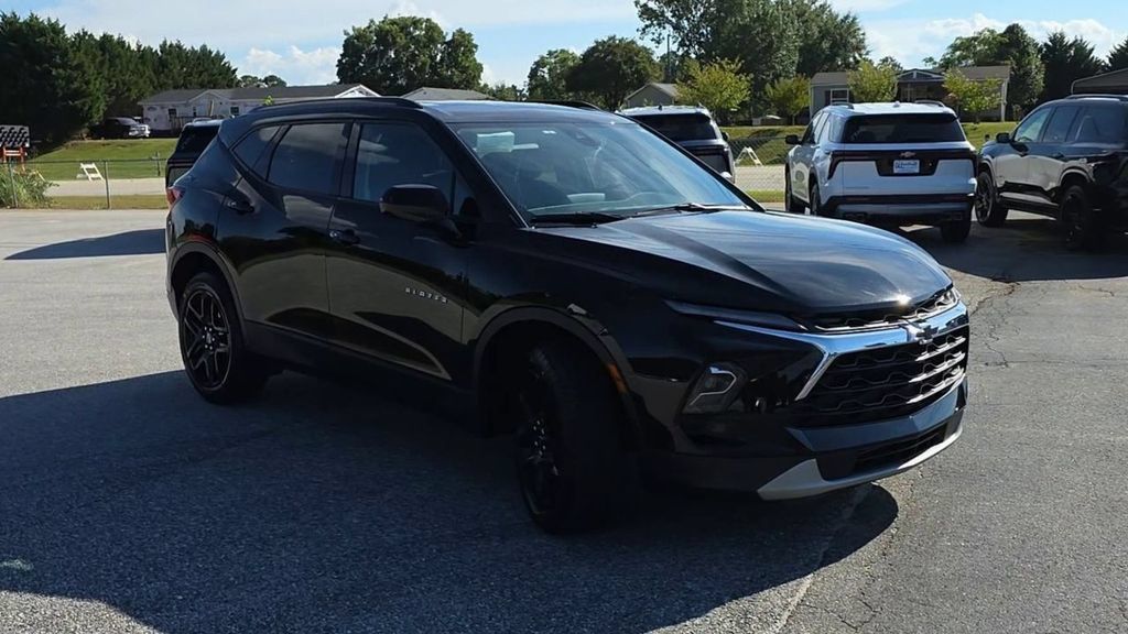 Used 2024 Chevrolet Blazer LT w/ Convenience Package FWD image 2