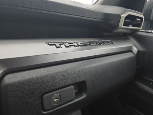 Used 2025 Toyota Tacoma TRD Sport image 31