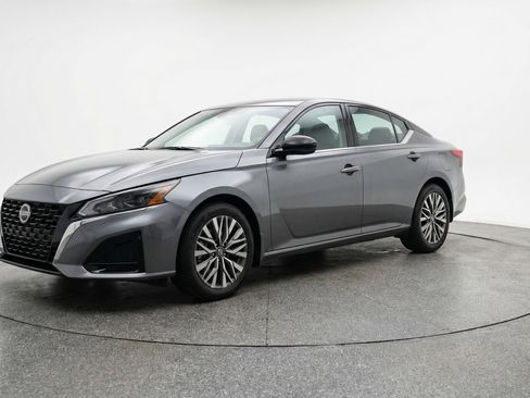 Used 2025 Nissan Altima 2.5 SV image 3