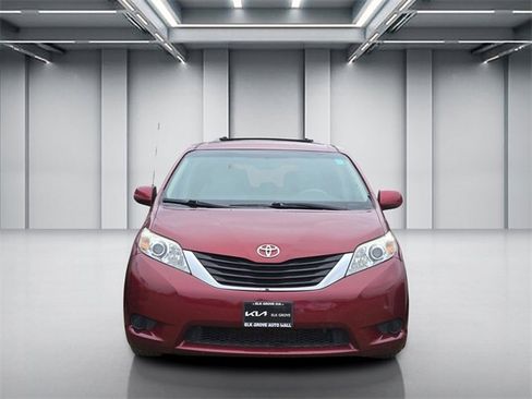 Used 2011 Toyota Sienna LE image 2