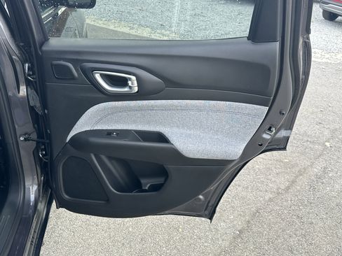 Used 2024 Jeep Compass Latitude w/ Sun and Sound Group image 18