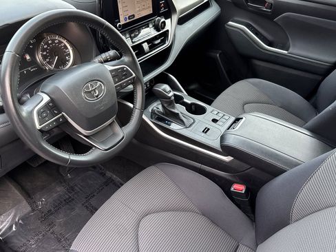 Used 2025 Toyota Highlander LE image 10