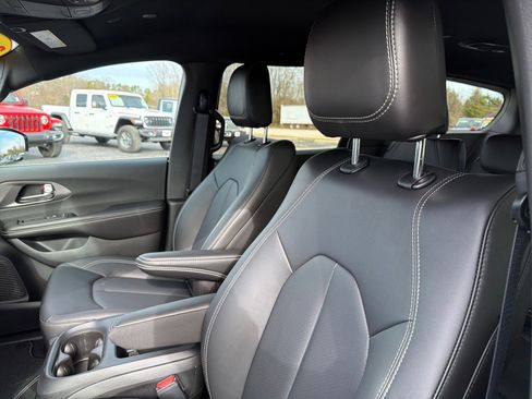 New 2026 Chrysler Pacifica Select image 10