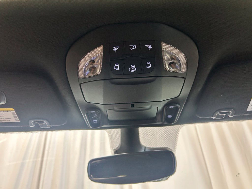 Used 2025 Chrysler Pacifica Premium FWD image 22