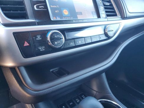 Used 2019 Toyota Highlander XLE image 23