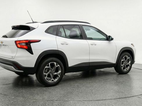 Used 2025 Chevrolet Trax LT FWD image 9