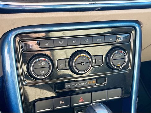 Used 2019 Volkswagen Beetle 2.0T SE w/ SE Premium Package image 16