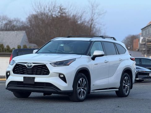 Used 2021 Toyota Highlander XLE image 2