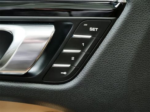 Used 2025 Porsche Macan image 17