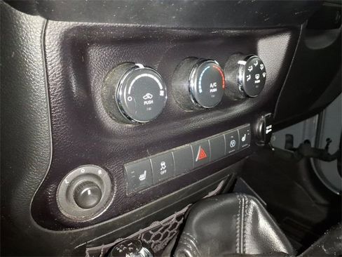 Used 2015 Jeep Wrangler Unlimited Sahara image 26