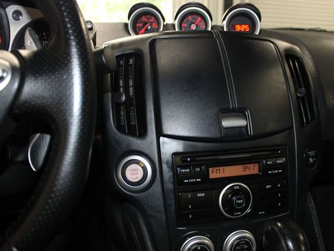Used 2011 Nissan 370Z Coupe RWD image 15