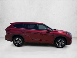 Used 2022 Toyota Highlander XLE FWD video 4