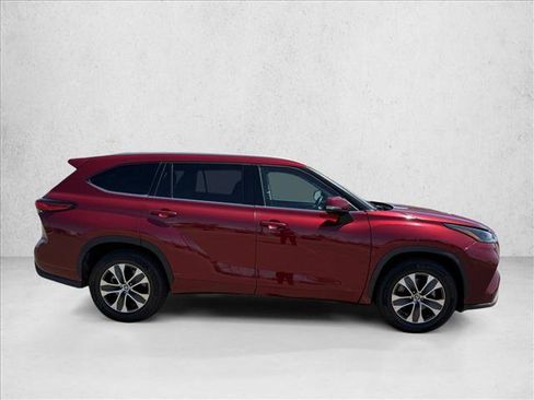 Used 2022 Toyota Highlander XLE FWD image 4