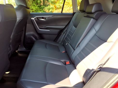 Used 2019 Toyota RAV4 XLE Premium FWD image 14