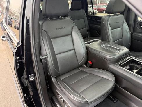 Used 2021 GMC Yukon XL Denali w/ Denali Premium Package image 11