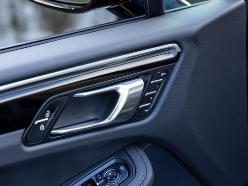 Certified 2025 Porsche Macan image 24