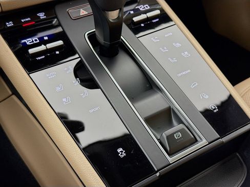 Certified 2025 Porsche Macan AWD/4WD image 23