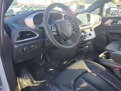 New 2023 Chrysler Pacifica Touring-L w/ S Appearance Package image 17