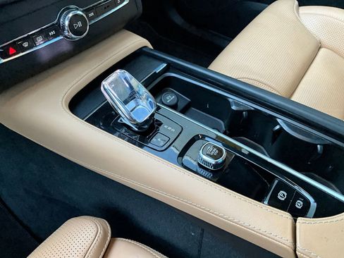 Certified 2023 Volvo XC90 B6 Ultimate w/ Protection Package Premier image 28