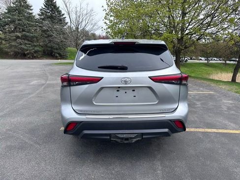 Used 2022 Toyota Highlander LE AWD/4WD image 4