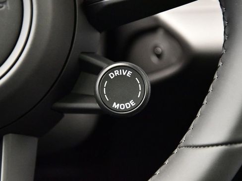 Certified 2025 Porsche Macan Electric image 26