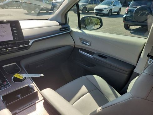 Used 2023 Toyota Sienna XLE image 17