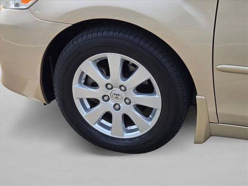 Used 2010 Toyota Camry LE FWD image 21