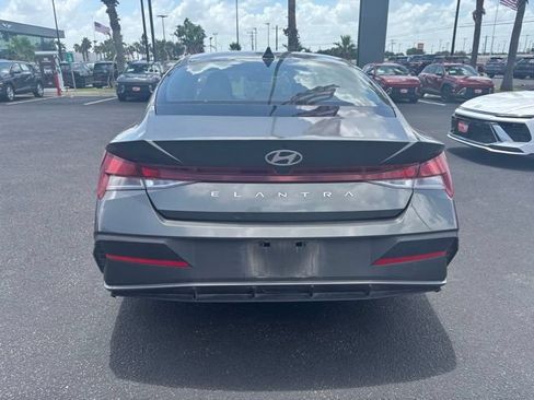Used 2025 Hyundai Elantra SE FWD image 5