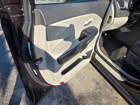 Used 2017 Kia Sedona LX w/ LX Essentials Premium Package image 8