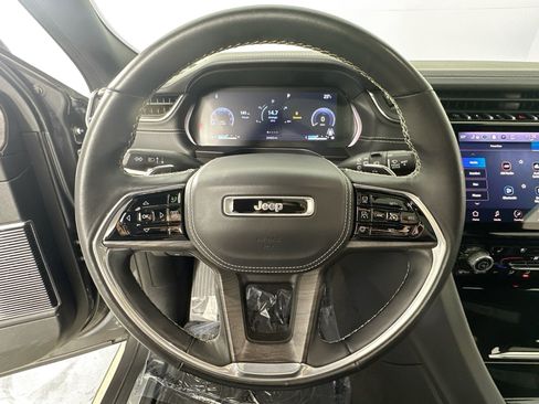 Used 2022 Jeep Grand Cherokee Overland w/ Luxury Tech Group IV image 11