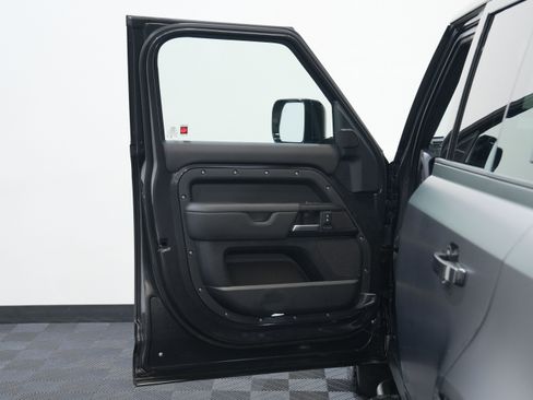 Used 2025 Land Rover Defender 110 V8 AWD/4WD image 21